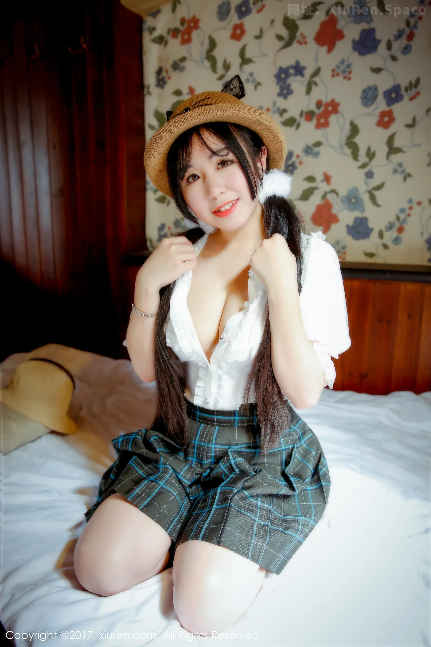 图片[5]-[XiuRen秀人网]VOL.742 嫩模V菜居家私房全裸上身秀雪嫩豪乳娇羞迷人写真50P-秀人网官方网站